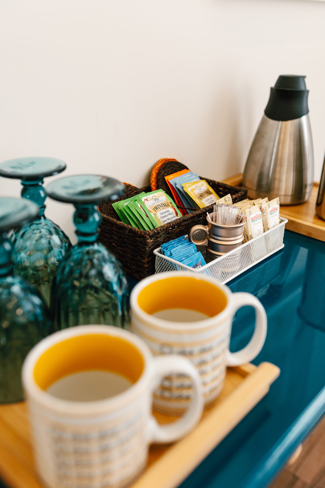 Detalhe de acolhimento com café
