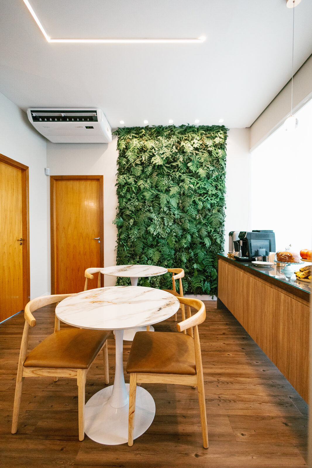 Espaço de convivência com jardim vertical